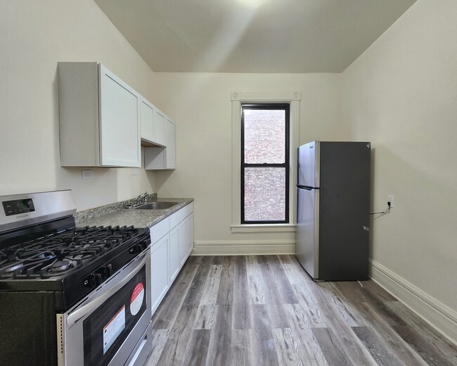 Building Photo - Large newly rehabbed Oak Park Jr 1 bedroom...