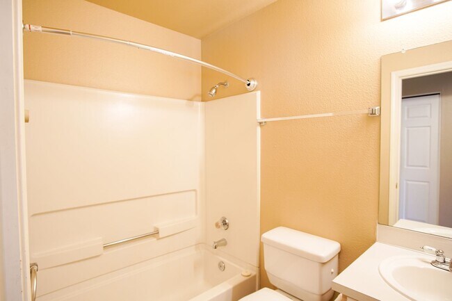Building Photo - Spacious 2 Bed-2 Bath Flat in SW Portland Ready Mid-April!