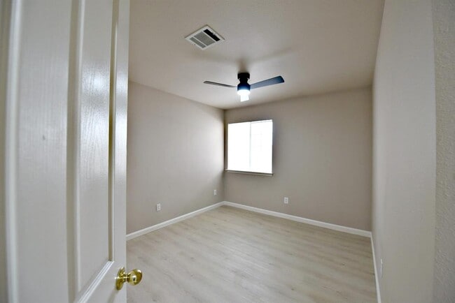 Building Photo - 3924 Newland Dr