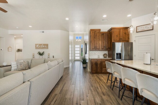 Building Photo - Luxurous 4 Bedroom Golf Course Home
