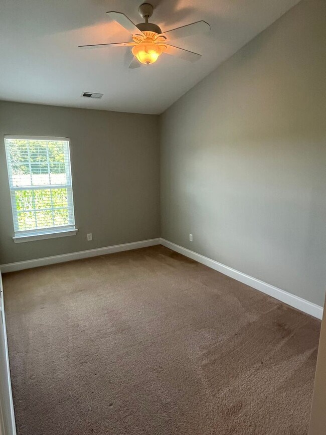 Building Photo - Rare 3 Bedroom townhome between Harrisburg...