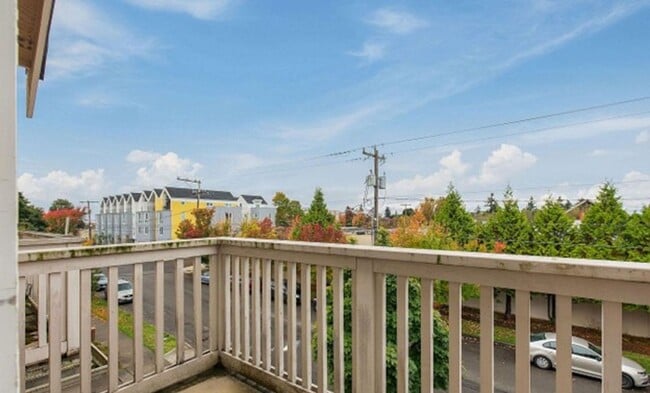 Building Photo - Energy-efficient townhome in the desirable community of Crown Hill is ready to be loved!