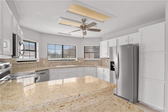 Building Photo - 21 E Moore Rd