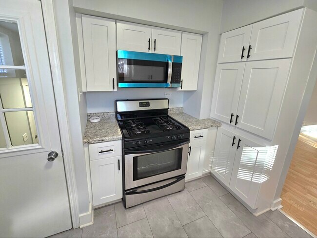 Building Photo - 324 Rosewood Ave