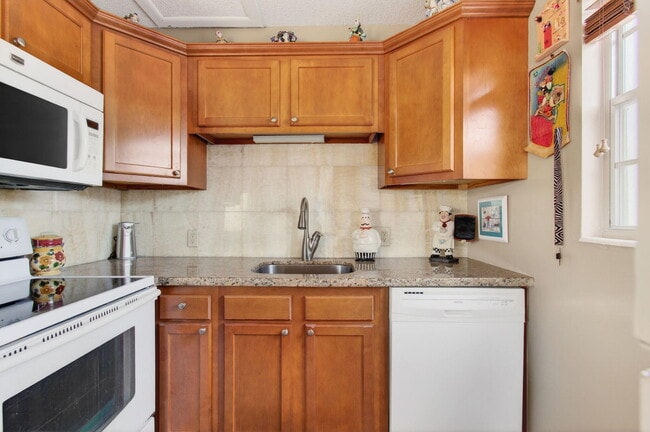 Building Photo - 33 Fanshaw A