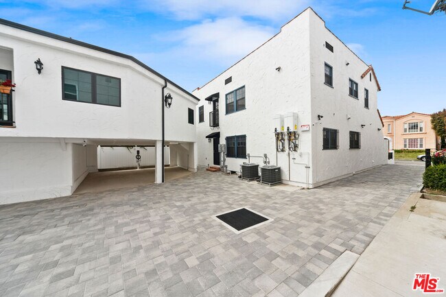 Building Photo - 458 N Sierra Bonita Ave