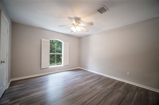 Building Photo - 4423 Lakeshore Forest Dr