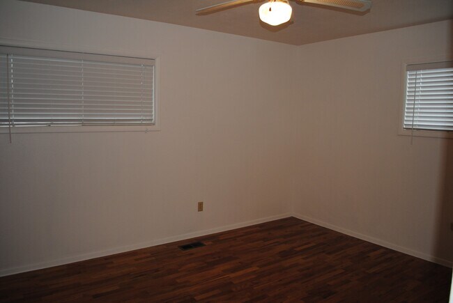 Building Photo - Oversized (@ whopping 2,600+ Sq. Ft.), Beautifully Charming 3-Bed, 2-Bath Home in Wenatchee!!