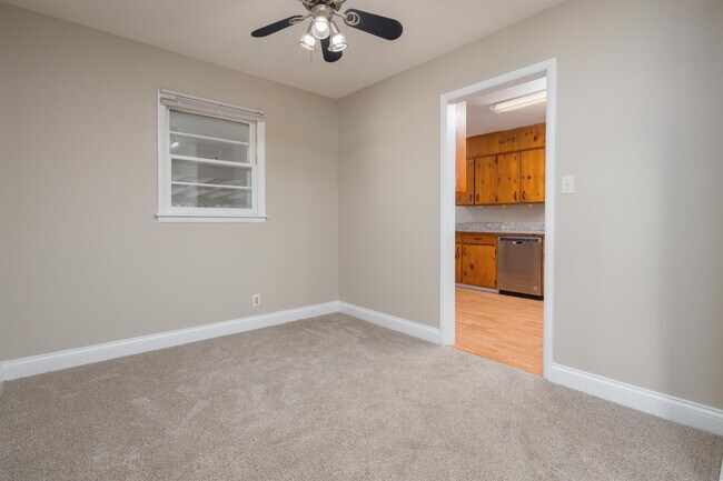 Building Photo - 2004 Rosewood Dr NW