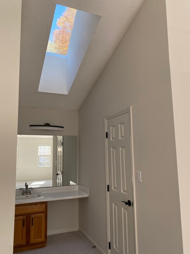 Building Photo - 118 W Skyhawk Dr