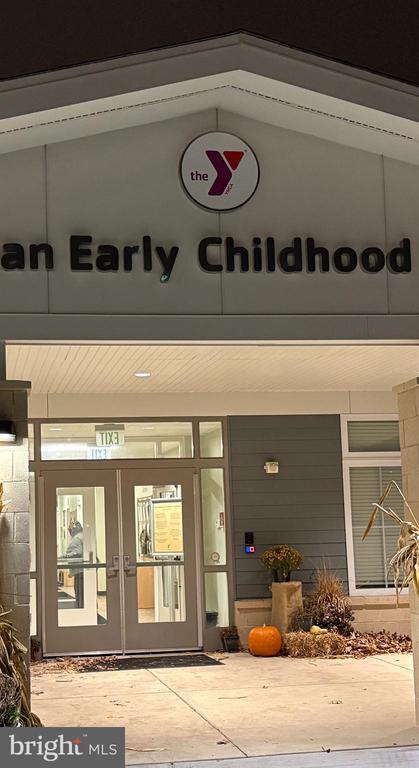 Building Photo - 824 E 33rd St