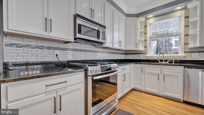 Building Photo - 1833 Drew St