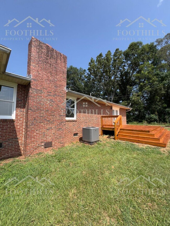 Building Photo - Peaceful Country Living with Stunning View...