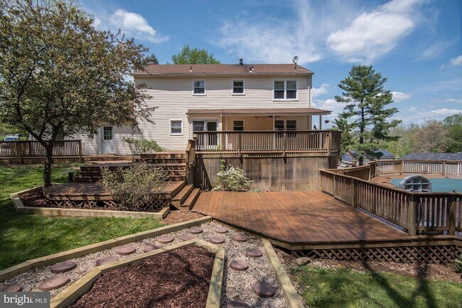 Building Photo - 6 Delta Ct