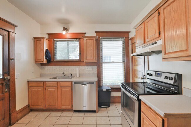Building Photo - 5 Bedroom Quiet OSU North Campus private home
