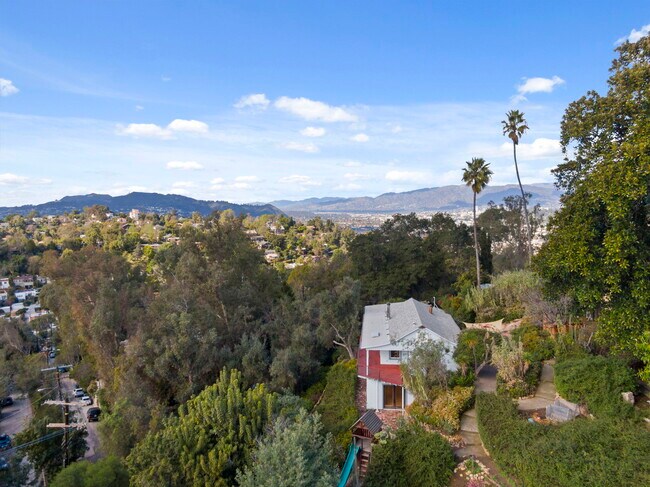 Building Photo - 1409 Avon Park Ter