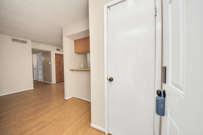 Building Photo - 2800 Jeanetta St