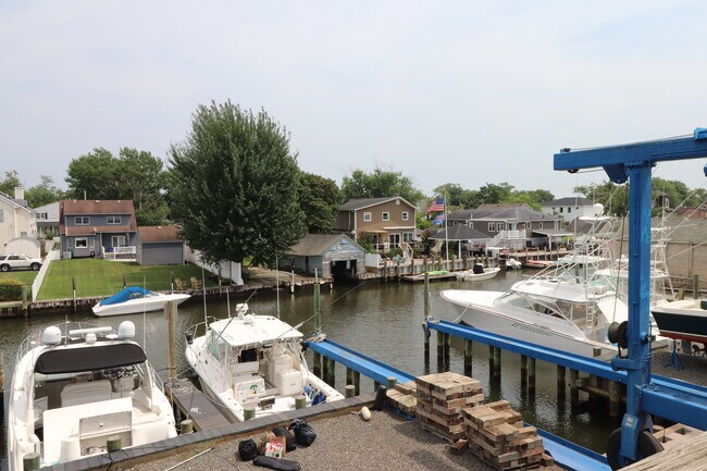 Building Photo - 262 S Ketcham Ave