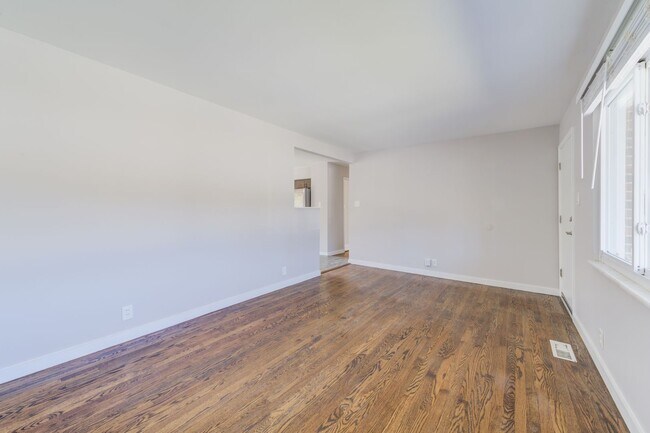 Building Photo - Renovated Pet Friendly House