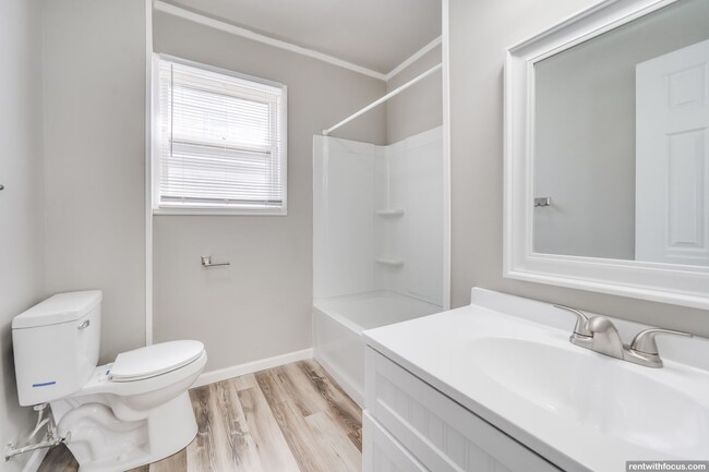 Building Photo - 528 5th St