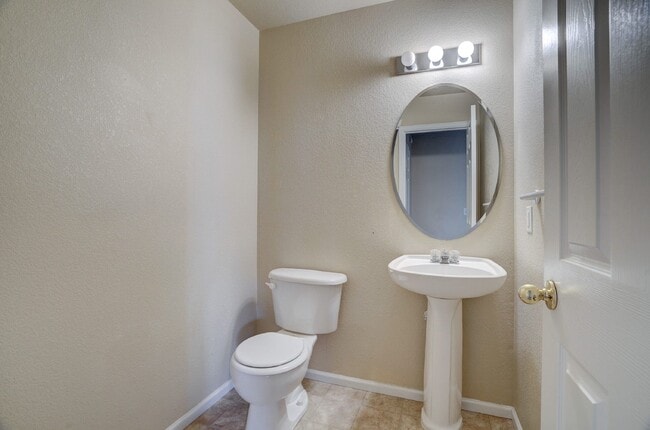 Building Photo - $1,795 - 2 bed/2.5 bath Townhome with new ...