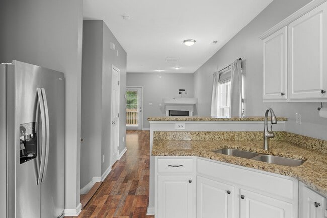 Building Photo - End-unit 2 Bedroom Townhome