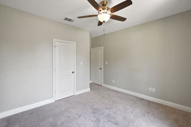Building Photo - Stunning 4 Bed 2 Bath!