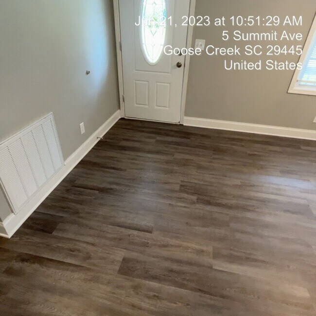 Building Photo - Relaxed Living with Spacious Yard in Goose...
