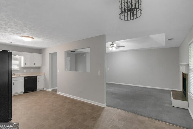 Building Photo - 585 Mountainview Dr