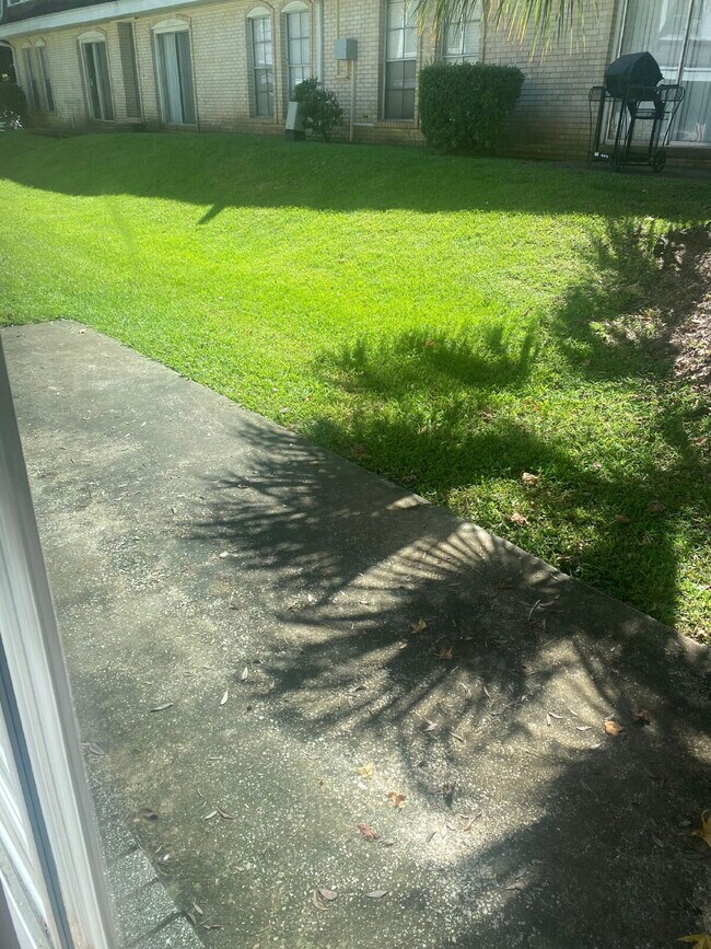 Building Photo - Gorgeous 2 Bedroom 1.5 Bathroom Condo With Stunning Flooring! AMAZING DEAL.