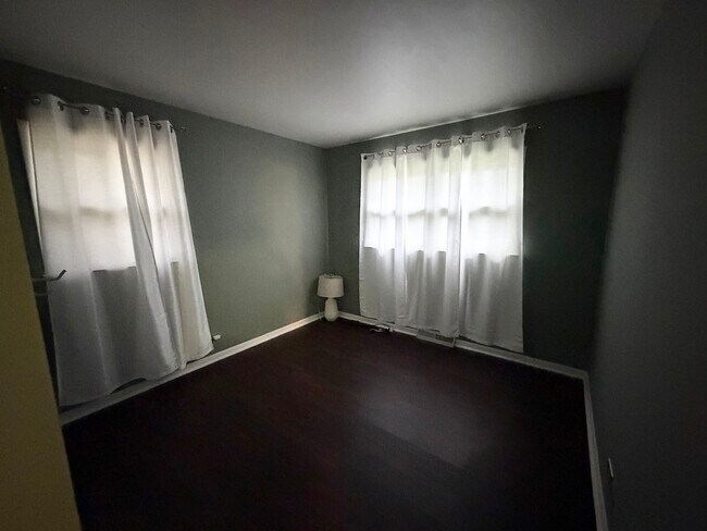 Building Photo - 202 Hickory Rd