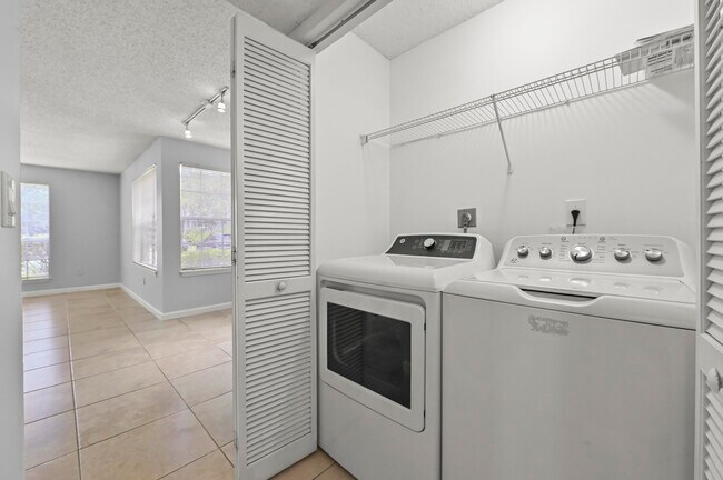 Building Photo - 1055 Crystal Way