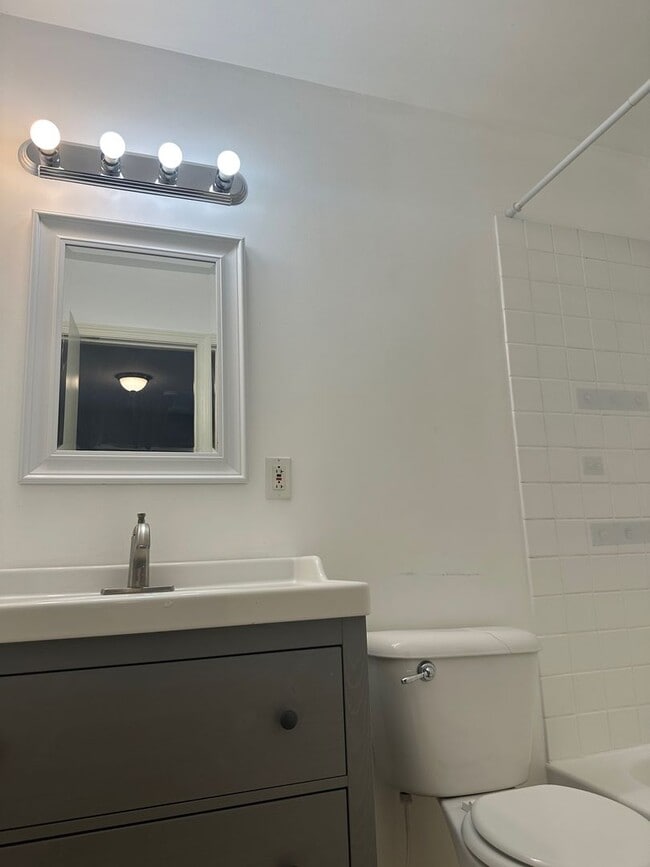 Building Photo - BEAUTIFULLY RENOVATED TOWNEHOME IN WASHING...