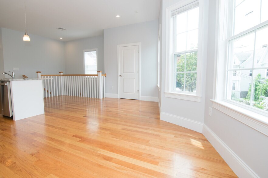 Building Photo - 10 Islington St