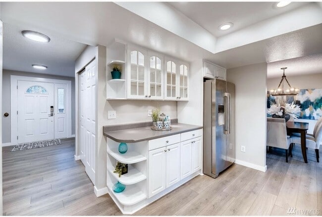 Building Photo - Kirkland Location, Charming 3 Bedroom - 1....