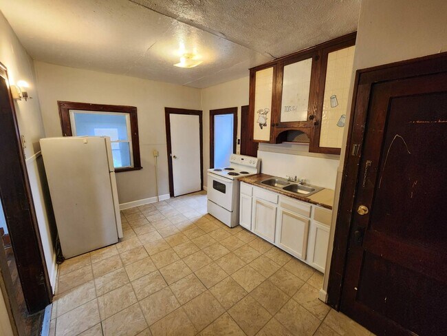 Building Photo - Charming 4-Bedroom Property in Prime Location (SECTION 8 VOUCHERS ACCEPTED)