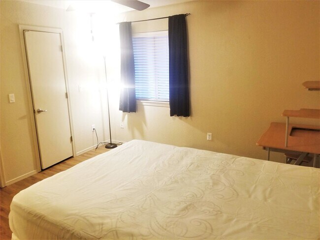 Building Photo - 2bd/2ba West-Flagstaff Condo -End-Unit - N...