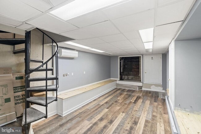 Building Photo - 858 S Front St