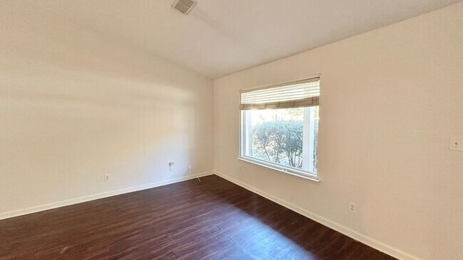 Building Photo - Alpharetta 3 Bedroom-2 Bathroom, Minutes From 400, Dining and Shopping.