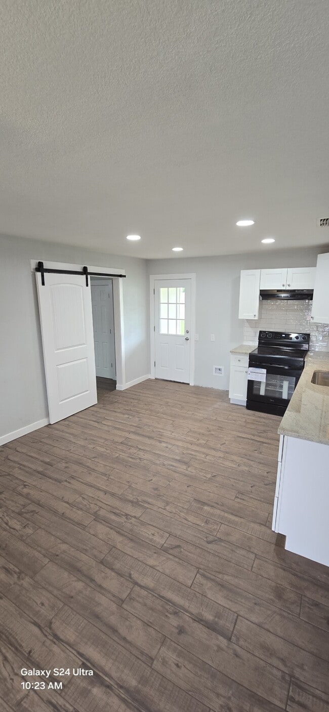 Building Photo - 108 W Garden Dr
