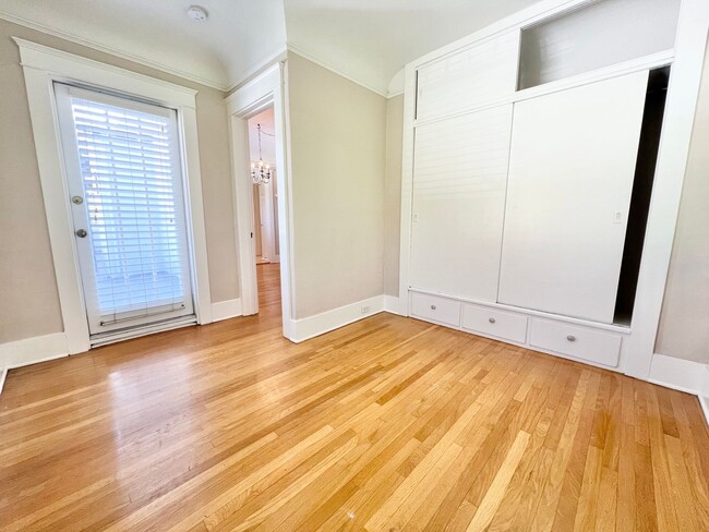 Building Photo - Sun-Drenched Top Floor 3BD in the Heart of Belmont Heights | Garage Included