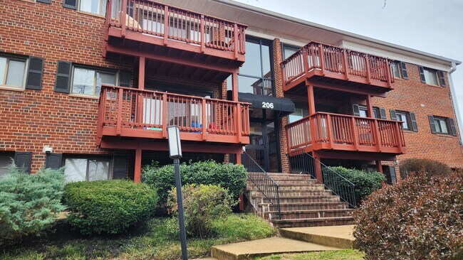 Building Photo - Great Location 1.5 miles from King St Metro