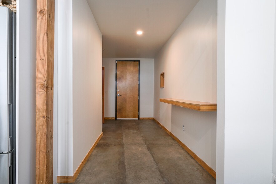 Entryway Exit - 2323 Magnolia St