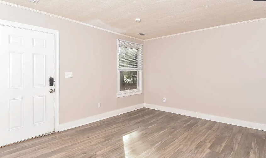 Building Photo - 2116 Roosevelt Dr