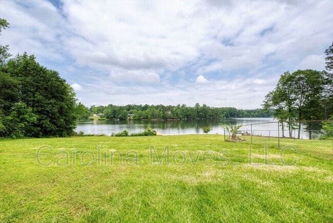 Building Photo - 1760 Memorial Dr Ext