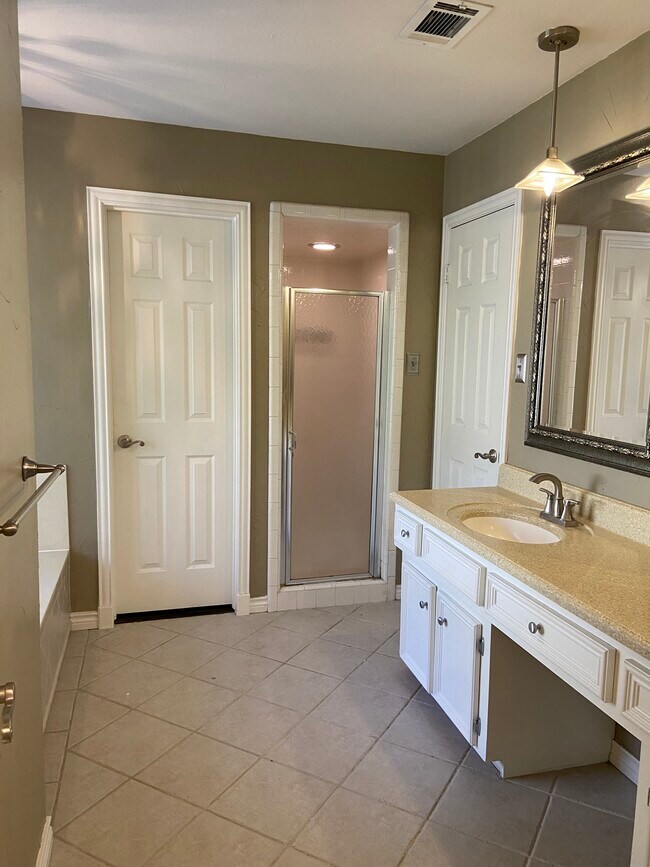 Building Photo - 3815 Oak Gardens Dr