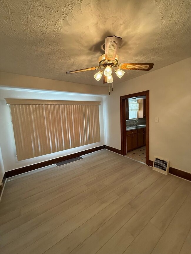 Building Photo - SECTION 8 AND EDEN ACCEPTED! Charming 2-Bedroom Home in the Heart of Akron!!