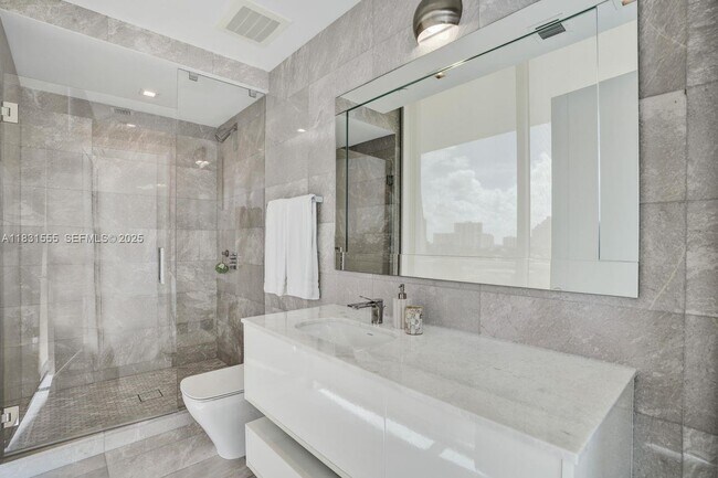 Building Photo - 18501 Collins Ave