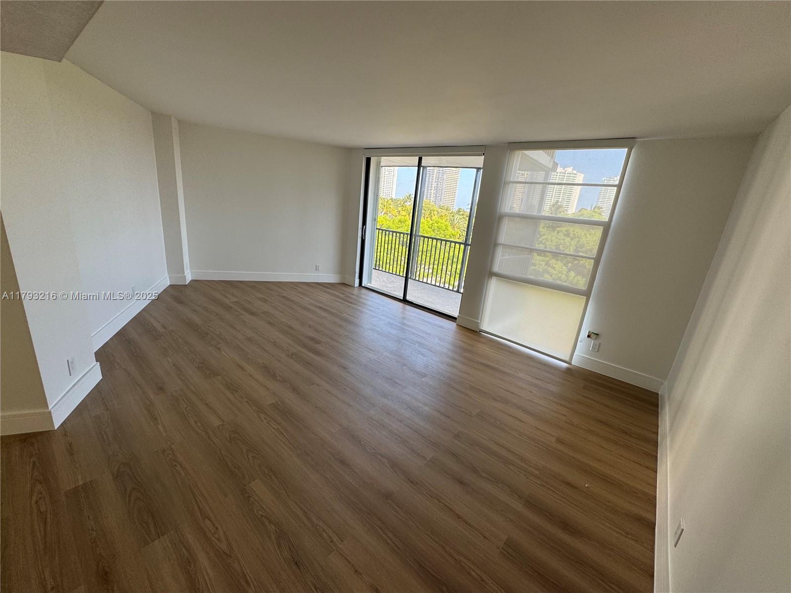 Building Photo - 3475 N Country Club Dr