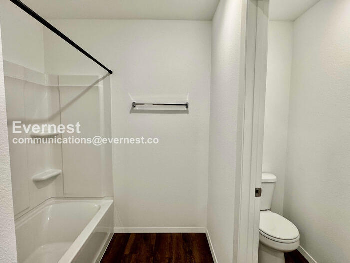 Building Photo - 707 N Dogwood Ave